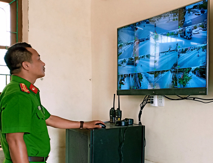 Tiến hành truy tìm theo dấu vết nóng, xác định các đối tượng đã sử dụng chiếc xe máy nhãn hiệu Wave màu đen, BKS 37N1-663.51 để rời khỏi địa phương, Qua rà soát, phát hiện Sao và Thế đã rời khỏi Nghệ An, đang trốn chạy theo hướng Nam trên đường Quốc lộ 1A, lực lượng điều tra liền cử tổ công tác gồm 8 trinh sát bám theo hướng di chuyển của đối tượng, đồng thời ra thông báo truy tìm đối tượng gây án. (Ảnh minh họa, nguồn internet)