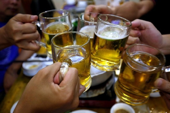 Theo điều tra, quán bia này cách xa khu dân cư, chủ quán là 2 cô gái trẻ quê ở Đắk Lắk mới đến đây mở hàng ăn được hơn một tháng, nên họ không biết khách của mình là ai. Địa điểm này chủ yếu là công nhân làm đường ở công trường gần đó và cánh lái xe tụ tập ăn uống, ngoài ra đám trai làng cũng thường ra quán nhậu nhẹt. Quanh khu vực hiện trường không có camera an ninh. Khai thác thông tin từ nhân chứng, nhất là người đã đưa nạn nhân đi cấp cứu, các trinh sát nhanh chóng dựng được lý lịch nạn nhân. (Ảnh minh họa, nguồn internet)