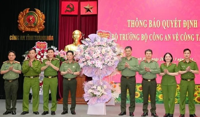 Chiều 26/3, thừa ủy quyền của Bộ trưởng Bộ Công an, đại diện lãnh đạo Công an tỉnh Thanh Hóa đã thông báo quyết định của Bộ trưởng Bộ Công an về việc điều động, bổ nhiệm Đại tá Nguyễn Hữu Mạnh - Phó Giám đốc Công an tỉnh Thanh Hóa, đến nhận công tác và giữ chức vụ Giám đốc Công an tỉnh Nam Định, kể từ ngày 1/4.