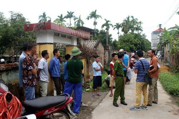 Căn cứ vào kết quả khám nghiệm hiện trường, khám nghiệm tử thi, bước đầu công an nhận định đây là vụ án giết người. Theo lời kể của con gái nạn nhân, vào buổi sáng hôm xảy ra vụ việc có nghe thấy tiếng gọi cửa, liền sau đó là tiếng động cơ xe máy rời đi. Khi tìm kiếm xung quanh, mọi người phát hiện anh T. nằm bất động ở khu vườn cạnh nhà, trên người có nhiều thương tích. (Nơi xảy ra vụ án mạng)