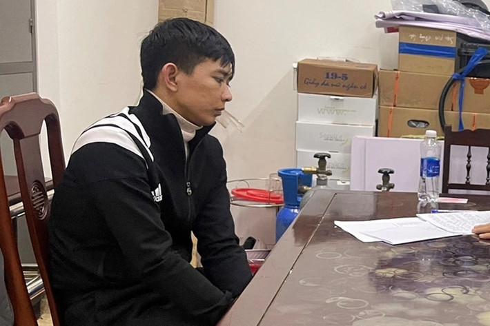 Phá đường dây ma túy "khủng", thu giữ súng và 40 viên đạn: Ngày 17/12, Công an tỉnh Thừa Thiên Huế cho biết vừa triệt phá một đường dây mua bán, vận chuyển, tàng trữ ma túy "khủng" gần 5kg, bắt giữ 3 đối tượng có liên quan. Các đối tượng bị bắt giữ gồm, Nguyễn Văn Vui (23 tuổi), Nguyễn Thanh Tuấn (33 tuổi) và Nguyễn Thị Dung (27 tuổi, cùng trú TP Huế). Trước đó, vào lúc 15h ngày 16/12, tại đầu kiệt 212 Bùi Thị Xuân, tổ công tác của Phòng Cảnh sát điều tra tội phạm về ma túy đã bắt quả tang Vui đang tàng trữ trái phép 1.000 viên ma túy tổng hợp dạng thuốc lắc với khối lượng hơn 430g.