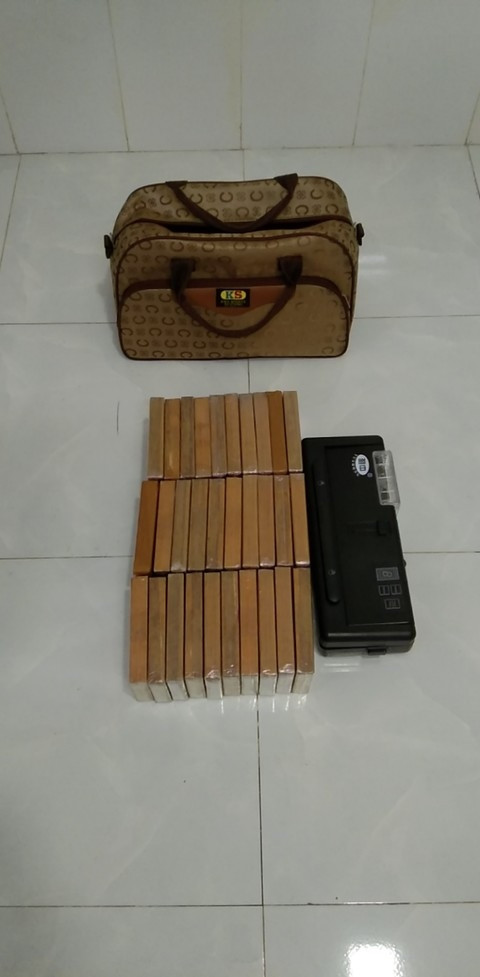 Tiến hành khám xét nơi ở của các đối tượng, cơ quan chức năng đã thu giữ 50 bánh heroin và 5kg ma túy, 100 viên pháo, 1 khẩu súng, 6 viên đạn, cùng nhiều tang vật khác có liên quan. Qua đấu tranh xác nhận, số ma túy nói trên do Võ Chí Thanh được một đối tượng (chưa rõ lai lịch) ở Campuchia thuê vận chuyển về TP HCM, với tiền công là 50 triệu đồng. Ngoài ra, Thanh còn khai nhận trước đó đã nhận vận chuyển trót lọt 4 vụ/30kg ma túy, với số tiền công mỗi vụ là khoảng 50 triệu đồng (lần ít nhất là 10kg, lần nhiều nhất là 30kg ma túy).
