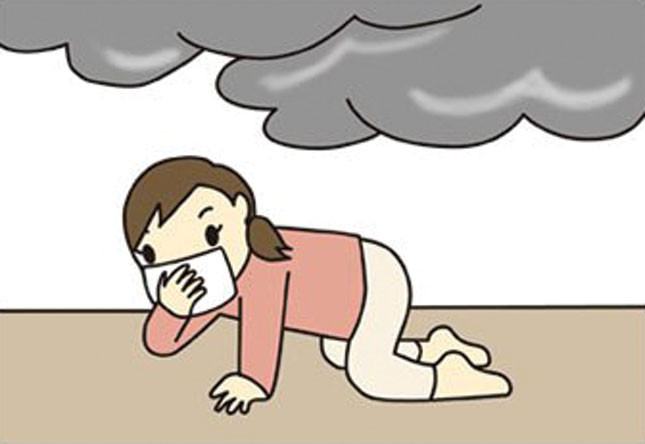 Trong quá trình di chuyển cần bình tĩnh và thực hiện các biện pháp để tránh hít phải khói, khí độc bằng cách lấy khăn, áo thấm ướt bịt vào mũi, miệng. Khi di chuyển tránh chạm vào các đồ đạc có thể dẫn nhiệt gây bỏng. Tuyệt đối không xông qua đám cháy. Luôn giữ cơ thể ở vị trí thấp để tìm đường thoát hiểm, phòng bị nhiễm khói. Nếu quần áo của bạn bị cháy, đừng chạy, hãy dừng lại và lăn người vòng quanh để dập lửa. Tuyệt đối không quay lại khu vực bị cháy vì có thể bị nguy hiểm. Nếu bên trong còn có người mắc kẹt, hãy mô tả thật chi tiết để lính cứu hoả tiếp cận và cứu người mắc kẹt một cách nhanh nhất. (Ảnh minh họa)