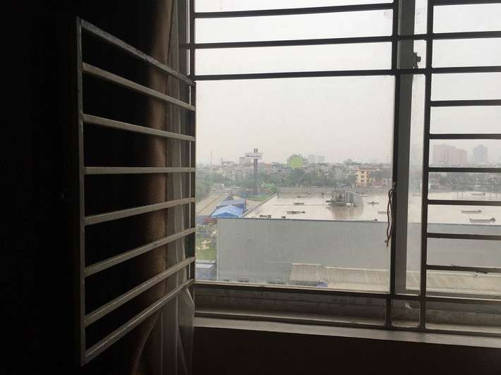 Đối với các nhà, công trình có lồng sắt bảo vệ phía ngoài, có thể thoát qua ô cửa trên các lồng sắt đó để sang các công trình liền kề. Nếu không có sẵn các cửa thoát hiểm hãy bình tĩnh tìm kiếm các vật dụng như búa, rìu hoặc các vật dụng khác nhằm bẻ gãy hoặc mở rộng các ô trên lồng sắt để mọi người có thể di chuyển tới nơi an toàn với sự hỗ trợ của những người xung quanh. Mỗi người dân và các gia đình cần trang bị kiến thức, kỹ năng phòng cháy chữa cháy; trang bị những thiết bị phòng cháy, chữa cháy, thoát hiểm cơ bản để bình tĩnh ứng phó với sự cố cháy, nổ có thể xảy ra bất cứ lúc nào và hạn chế tối đa thiệt hại, thương vong. (Ảnh minh họa)