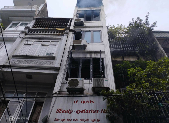 Ba người chết trong ngôi nhà cháy: Khoảng 5h10, ngày 8/7, lửa bùng lên từ tầng một của ngôi nhà ở kết hợp tiệm nail số 12 ngõ Thổ Quan, phường Thổ Quan, quận Đống Đa, TP Hà Nội sau đó lan lên các tầng. Khói tỏa mùi khét lẹt, tràn ra phố Khâm Thiên, cách nhà khoảng 40 m. Vợ chồng gia chủ đi vắng, trong nhà có con trai Nguyễn Quang Minh 13 tuổi, con gái Nguyễn Phương Uyên 11 tuổi và cháu họ Dương Thị Dịu ở huyện Ân Thi, tỉnh Hưng Yên lên chơi. Tới 10h, đám cháy được dập tắt hoàn toàn. Ba người trong nhà tử vong do ngạt khói. Vật dụng, hóa chất của tiệm nail cùng hầu hết đồ dùng sinh hoạt trong nhà cháy rụi.