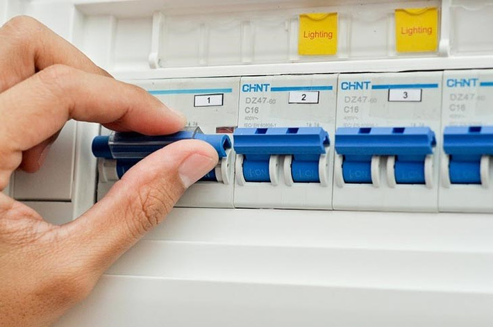 Ngắt cầu dao điện nơi xảy ra đám cháy bởi điện gây cháy nổ sẽ dẫn đến đám cháy bùng phát nhanh hơn. Khi lửa và khói đã chặn mất lối thoát nạn chính: Nếu ở tầng thấp thì có thể thoát ra ngoài qua đường cửa sổ hoặc ban công. Nếu không thể ra ngoài, hãy tập hợp mọi người vào một phòng, ngăn khói và lửa vào qua cửa bằng cách chặn các khe hở quanh cửa với khăn trải giường, chăn, quần áo ướt hoặc băng dính. Kêu cứu từ cửa sổ. (Ảnh minh họa)