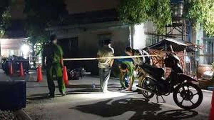 Đánh nhau với con của bạn tình đồng giới, người phụ nữ tử vong: Ngày 12/6 Công an tỉnh Kiên Giang cho biết, đang truy tìm Phan Tấn Thịnh (19 tuổi, ngụ TP Rạch Giá) để điều tra nguyên nhân chị Huỳnh Thị Thu Th. (31 tuổi) tử vong sau khi hai người đánh nhau.