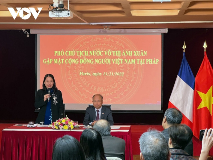 Trong khuôn khổ chuyến công tác tại Pháp sau khi tham dự Hội nghị Thượng đỉnh Pháp ngữ ở Tunisia, chiều tối ngày 21/11 tại Paris, Phó Chủ tịch nước Võ Thị Ánh Xuân đã có buổi gặp gỡ cộng đồng người Việt và làm việc với các cơ quan đại diện Việt Nam tại Pháp. Hơn 100 kiều bào đại diện cho nhiều thế hệ người Việt, nhiều hiệp hội người Việt tại Pháp đã tham dự buổi gặp gỡ với Phó Chủ tịch nước Võ Thị Ánh Xuân và đoàn công tác. (Ảnh: VOV)