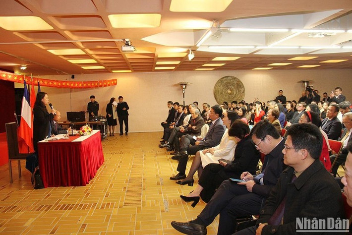 Tới nay, các cấp từ trung ương đến cơ sở, cấp Nhà nước, cấp Nghị viện, cấp địa phương của Pháp đều có quan hệ hợp tác với các cấp tương ứng của Việt Nam. Pháp và Việt Nam có nhiều trao đổi trong các lĩnh vực phát triển bền vững, biến đổi khí hậu, quản lý đô thị, nâng cao năng lực thể chế, nông nghiệp, kinh tế số và sắp tới cũng sẽ có những trao đổi lớn hơn. Các nhà đầu tư Pháp đánh giá Việt Nam là một thị trường lớn. (Ảnh: Nhân Dân)
