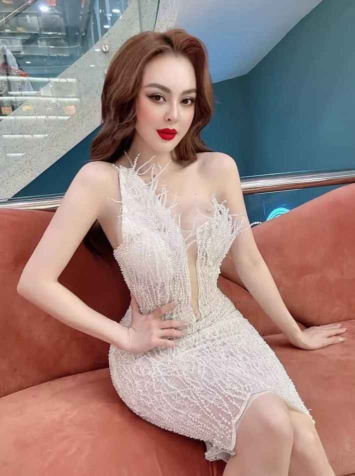 Trang Nemo đang là từ khóa tìm kiếm hàng đầu trên Google Việt Nam. Cô có hơn 1 triệu người theo dõi trên Facebook, nổi tiếng với công việc livestream bán hàng. Ngoài ra, mỹ nhân 30 tuổi còn tham gia nhiều sự kiện giải trí, có mối quan hệ thân thiết với các sao Việt.