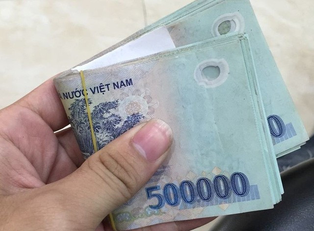 Qua kiểm tra, thu giữ trong túi xách của Phương 8 gói tinh thể màu trắng với tổng khối lượng khoảng 60g (Phương khai là ma túy đá), 2 điện thoại, một dao bấm, một roi điện và hơn 10 triệu đồng. Còn trong người Cường phát hiện 16 gói ma túy đá, 2 điện thoại và hơn 10 triệu đồng. Lê Quốc Cường khai nhận có quen biết Phương từ trước, nhưng chưa từng buôn bán ma túy lần nào. (Ảnh minh họa, nguồn internet)