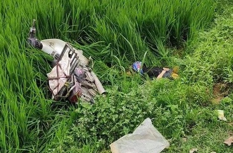 Chủ khách sạn tử vong bất thường bên bờ ruộng: Khoảng 11h ngày 27/3, người dân đi làm đồng về phát hiện bên bờ ruộng thuộc huyện Hương Sơn (tỉnh Hà Tĩnh) một người đàn ông tử vong bên cạnh một xe máy. Trên người nạn nhân còn đội mũ bảo hiểm. Được biết, người đàn ông tử vong là ông Trần Lý (chủ khách sạn Lý Hà) ở thị trấn Phố Châu.