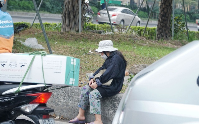 Tại Ngã Tư Dương Đình Nghệ - Phạm Hùng, giữa lúc dòng phương tiện đang im ắng dừng chờ đèn đỏ thì những bóng người thấp thoáng di chuyển, phụ nữ có, trẻ nhỏ có, tất cả đều đang miệt mài mời chào để bán hàng.