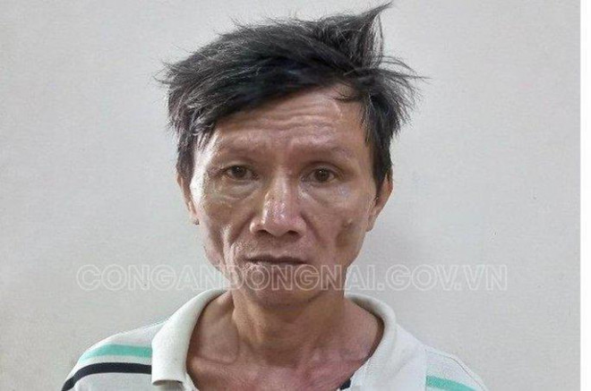 Con trai sát hại mẹ già trong cơn say: Khuya 18/11/2022, Nguyễn Thanh Tùng (49 tuổi, ngụ phường An Hòa, TP Biên Hòa, tỉnh Đồng Nai) đi nhậu say về nhà muộn. Thấy vậy, bà Nguyễn Thị Liên, (69 tuổi, mẹ ruột Tùng) la mắng. Bực tức vì mỗi lần nhậu say, về nhà thường hay bị chửi bới, Tùng lấy 1 cây gậy làm bằng kim loại đánh liên tiếp vào đầu khiến mẹ gục xuống nền nhà bất động rồi tử vong. (Ảnh: Công an Đồng Nai)