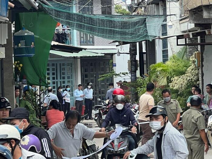Nghịch tử sát hại mẹ ruột dã man: Sáng 30/3, người dân sống trong con hẻm trên đường TTH 29 (thuộc tổ 4A, khu phố 2A, phường Tân Thới Hiệp, quận 12, TP HCM) nghe tiếng kêu cứu của một cô gái vừa tháo chạy khỏi một căn nhà, người dân chạy đến thì phát hiện người mẹ là bà Ngọc (56 tuổi,) đã tử vong trong tình trạng cơ thể không nguyên vẹn, đầu bị rời khỏi cổ. Bên trong nhà là Lê Văn Vàng (34 tuổi, con trai bà Ngọc) tay cầm dao, có biểu hiện bất thường, không tỉnh táo. Theo người dân tại đây, Vàng là đối tượng có tiền án tiền sự, thuộc sự theo dõi của công an địa phương.
