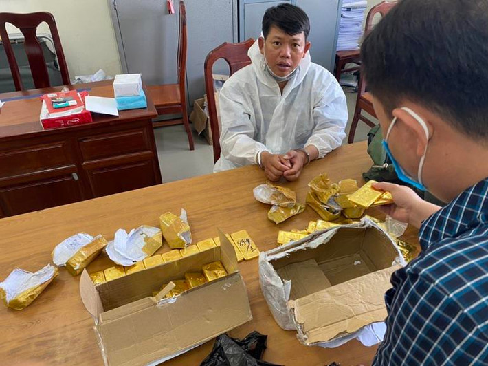 Khám xét ô tô thu giữ hàng chục kg vàng: Ngày 20/1/2022, lực lượng công an Tây Ninh kiểm tra xe ô tô do Đào Mạnh Cường điều khiển chở Trần Thị Ánh Loan di chuyển qua địa phận huyện Bến Cầu. Qua khám xét, công an phát hiện trên xe có một túi xách chứa 25 kg vàng thỏi, 2 kg vàng nữ trang, 84 miếng vàng 9999 và 1,2 tỷ đồng tiền mặt. Cùng thời điểm này, công an cũng kiểm tra ô tô do Trần Châu Chánh Trực điều khiển, phát hiện 29 kg vàng thỏi. Tại thời điểm kiểm tra, các đối tượng không xuất trình được các giấy tờ liên quan đến nguồn gốc xuất xứ số vàng trên. Mở rộng điều tra, công an đã tiến hành bắt khẩn cấp các đối tượng là Tuấn, Hiếu và Ngọc. (Đối tượng buôn lậu bị bắt giữ)