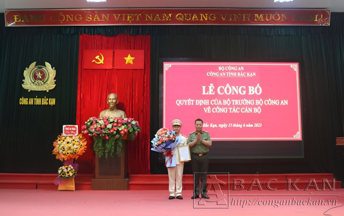Ngày 15/6, thừa ủy quyền của Bộ Công an, Đại tá Hà Văn Tuyên - Giám đốc Công an tỉnh Bắc Kạn đã trao quyết định của Bộ trưởng Bộ Công an về việc bổ nhiệm Thượng tá Lê Hồng Giang - Trưởng phòng Cảnh sát kinh tế, Công an tỉnh Bắc Kạn giữ chức vụ Phó Giám đốc Công an tỉnh Bắc Kạn. (Ảnh Công an Bắc Kạn)