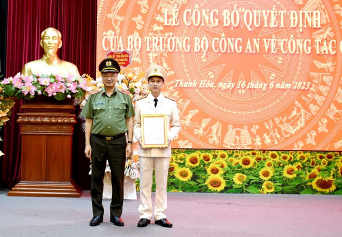 Ngày 16/6, thừa ủy quyền của Bộ Công an, Thiếu tướng Trần Phú Hà - Giám đốc Công an tỉnh Thanh Hóa đã trao Quyết định của Bộ trưởng Bộ Công an về việc điều động và bổ nhiệm Đại tá Phùng Xuân Tiến - Trưởng phòng Phòng hướng dẫn cảnh sát khu vực, Cảnh sát trật tự, phản ứng nhanh, Cục Cảnh sát Quản lý hành chính về trật tự xã hội, Bộ Công an giữ chức vụ Phó Giám đốc Công an tỉnh Thanh Hóa.