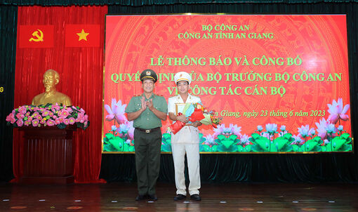 Đồng thời, công bố quyết định của Bộ trưởng Bộ Công an về việc điều động Đại tá Trần Văn Cung - Phó Giám đốc Công an Kiên Giang đến nhận công tác và giữ chức vụ Phó Giám đốc Công an tỉnh An Giang kể từ ngày 1/7/2023. (Ảnh: Thiếu tướng Bùi Văn Quyền - Phó Cục trưởng Cục Tổ chức cán bộ Bộ Công an trao quyết định cho Đại tá Trần Văn Cung)