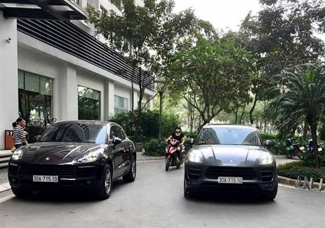 Hai xe Porsche cùng biển số "chạm mặt" ở Hà Nội: Sáng 19/4, 2 chiếc ô tô hiệu Porsche cùng mang biển số 30A-715.10 (một chiếc màu xám, một chiếc màu nâu) dừng đỗ tại tòa P7, phân khu Park Hill thuộc khu đô thị Times City (quận Hoàng Mai) khiến nhiều người ngỡ ngàng. Công an cho biết, theo dữ liệu đăng ký, chiếc xe màu nâu đang sử dụng biển số thật. Chủ nhân đứng tên trong đăng ký xe là ông N.H.T. (ở Hoàng Mai).