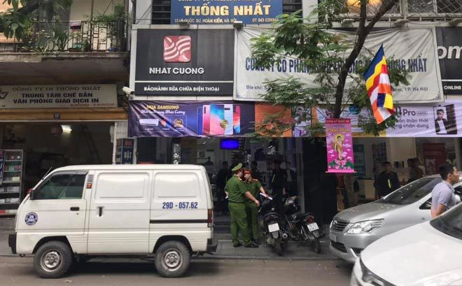 Luật sư Cường nói và phân tích, trong trường hợp này, cơ quan tố tụng sẽ tiến hành tách vụ án ra để xét xử sau: Thông thường, những vụ án có tổ chức thì không thể chờ bắt đủ các đối tượng về xét xử. Vì theo quy định của pháp luật, nếu hành vi của các bị can đã rõ, đánh giá được mức độ tính chất vi phạm vẫn xử lý hình sự bình thường. Còn đối với các bị can bỏ trốn, cơ quan công an sẽ tiến hành truy nã, khi nào bắt được sẽ xét xử tiếp.