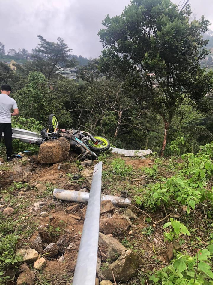 Hậu quả làm 4 người chết (3 người trên ô tô và 1 người đi xe máy) và 1 người bị thương (người trên ô tô).