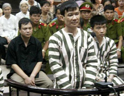 Sơn "Bạch Tạng" tức Trần Quốc Sơn, sinh năm 1962, trú tại Hà Nội. Sơn "Bạch Tạng" được biết nhiều người biết đến như một ông trùm thật sự tại Hà Nội. Khi đại ca giang hồ "Khánh Trắng" bị bắt, Sơn "Bạch Tạng" đã lên ngôi và trở thành anh cả của giang hồ Miền Bắc.