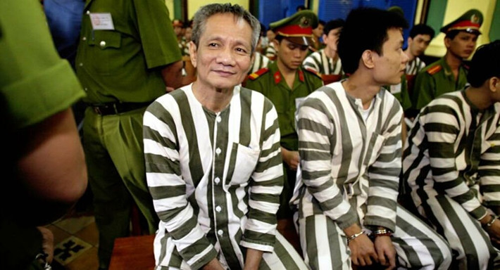 Tháng 10/2003, Nam Cam bị tòa án tuyên tử hình với 7 tội danh như: Giết người, hối lộ, cô ý gây thương tích, đánh bạc, tổ chức đánh bạc, che dấu tội phạm, tổ chức đưa người khác trốn đi nước ngoài.