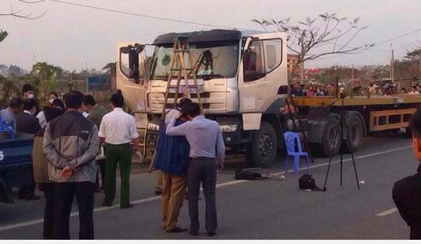 Theo hồ sơ vụ án, chiều muộn 16/2/2017, người dân ở huyện Lương Tài, tỉnh Bắc Ninh, phát hiện thi thể nam giới bị sát hại dã man trong xe container đã đỗ ven đường nhiều ngày. Tiến hành đồng bộ các biện pháp nghiệp vụ, Công an tỉnh Bắc Ninh phát hiện tín hiệu định vị xe container bị mất ở khu vực cầu Phù Đổng, huyện Gia Lâm, Hà Nội. Theo suy luận, rất có thể các đối tượng sau khi sát hại nam tài xế là Nguyễn Văn P. (SN 1976, trú tại huyện Ứng Hòa, Hà Nội) đã gỡ định vị và đem hàng đi tiêu thụ tại khu vực này. (Nơi xảy ra vụ án)
