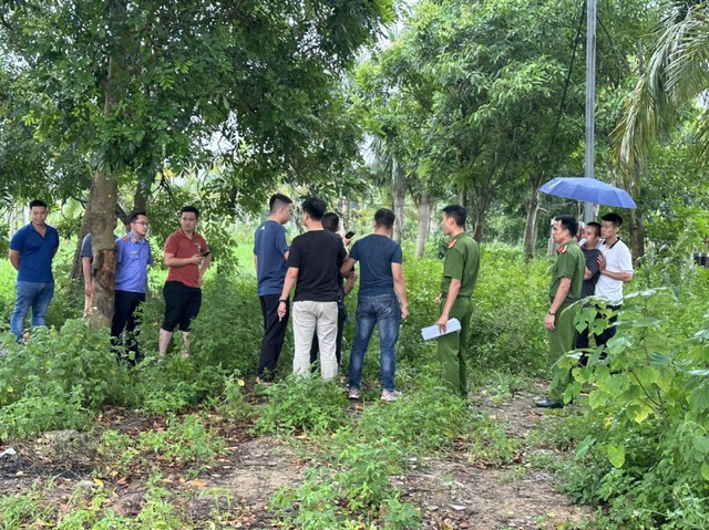 Theo hồ sơ vụ án, hơn 9h sáng 17/7/2023, Công an huyện Đông Anh (Hà Nội) nhận được tin báo của người dân về việc phát hiện một thi thể tại khu vực nghĩa trang thôn Bầu (xã Kim Chung). Ngay lập tức, Công an huyện đã báo cáo Công an Hà Nội để phối hợp với các đơn vị nghiệp vụ xuống hiện trường. Nơi phát hiện thi thể nằm sát những ngôi mộ, xung quanh cỏ mọc um tùm, cách đó không xa là con đường trải bê tông chạy thẳng vào một trung tâm cai nghiện ma túy.