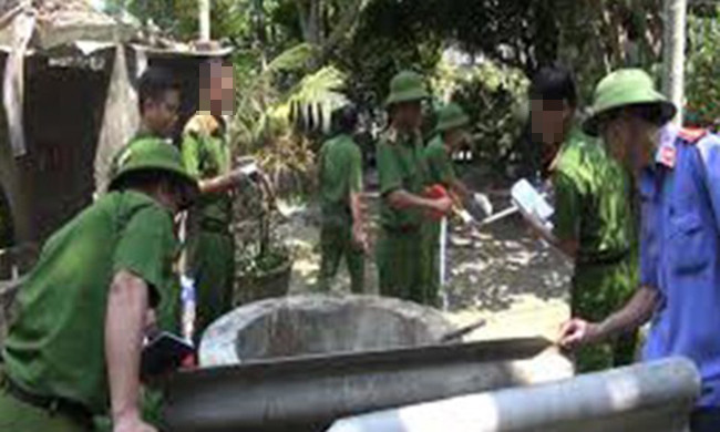 Xem xét kỹ lưỡng khu vực hiện trường, các giám định viên còn phát hiện ra vết máu trên ống bơm nước gần giếng. Đến lúc này, với những dấu vết đã được kiểm tra kỹ lưỡng, Công an Hà Nội khẳng định bà G đã bị sát hại. Cái chết đầy thương tâm của người phụ nữ già ấy lập tức gây xôn xao dư luận địa phương. Các điều tra viên cũng cảm thấy khá "lúng túng" vì chưa thể xác định được động cơ của vụ án. (Ảnh minh hoạ, nguồn ảnh: Công an TP HCM)