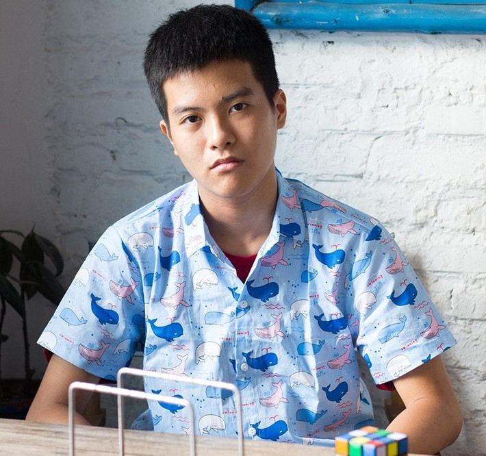 Lò Hải Long - Thủ khoa khối A1 là cựu học sinh lớp 12A1, Trường THPT Chuyên Ngoại ngữ - ĐH Quốc gia Hà Nội thủ khoa khối A1 năm 2022 khi đạt 10 điểm ở 2 môn Toán, Lý và 9,8 điểm môn Tiếng Anh.