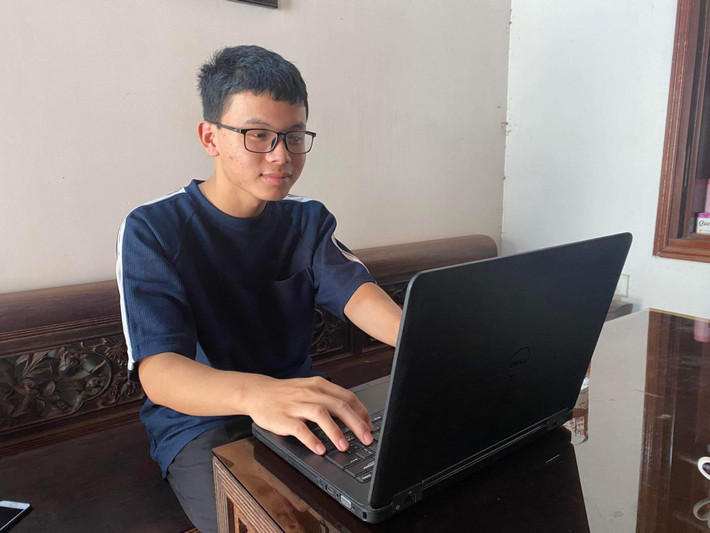 Lễ cũng là thủ khoa duy nhất của cả nước đạt 30/30 điểm. Được biết, trong suốt những năm tháng cấp 3, nam sinh này được đánh giá là học sinh giỏi và chăm chỉ. Ngọc Lễ từng đạt giải nhất môn Toán cấp thành phố với 19,5/20 điểm, điểm thi thử Đại học ở trường luôn chạm mốc tuyệt đối. Hiện tại, tân thủ khoa có mong muốn vào trường Đại học Bách khoa Hà Nội và đang cân nhắc kỹ hơn về chuyên ngành dù đã được tuyển thẳng vào khoa Toán - Tin của trường đại học này từ trước.