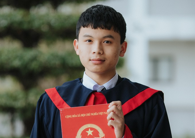 Nguyễn Ngọc Lễ - Thủ khoa duy nhất toàn quốc đạt 30/30 điểm: Trong kỳ thi vừa qua, Nguyễn Ngọc Lễ (học sinh lớp 12A6, trường THPT Quốc Oai, Hà Nội) đã chính thức trở thành tân thủ khoa khối A toàn quốc với 3 con 10 tròn trĩnh.