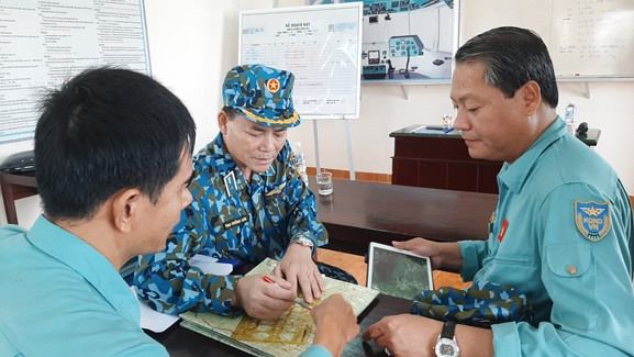 Hạ quyết tâm thực hiện nhiệm vụ bay cứu nạn, cứu trợ đồng bào xã Phước Lộc, huyện Phước Sơn (Quảng Nam) bị lũ cô lập nhiều ngày liền.