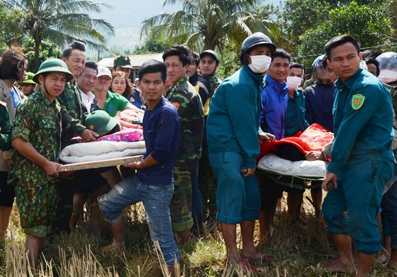 Khẩn trương đưa 2 người dân bị thương ở xã Hướng Việt, huyện Hướng Hóa (Quảng Trị) lên máy bay Mi-171 bay về cấp cứu.