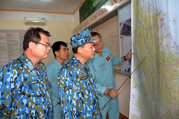Phóng viên và cộng tác viên Báo Quân đội nhân dân có mặt cùng chiến sĩ, đồng bào ở những nơi xảy ra sự cố thiên tai đã kịp thời ghi lại những hình ảnh xúc động về sự xả thân giúp đỡ nhân dân của Bộ đội Cụ Hồ. Báo Quân đội nhân dân Điện tử xin trân trọng giới thiệu cùng bạn đọc chùm phóng sự ảnh "Những ánh sao trong mưa lũ", hi vọng phần nào khắc họa được hình ảnh những người lính trong cuộc chiến đấu với thiên tai - nhiệm vụ chiến đấu thời bình của quân đội. (Thủ trưởng Bộ tư lệnh Quân chủng PK-KQ và lãnh đạo Sư đoàn 372 thống nhất phương án bay cứu nạn trên bản đồ)