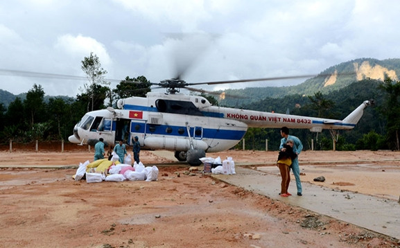 Trực thăng Mi-171 hạ cánh đưa hàng cứu trợ đồng bào xã Phước Lộc và đưa người dân bị đau nặng chuẩn bị lên máy bay về Đà Nẵng cấp cứu.