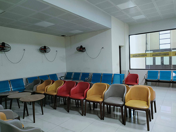 Những hàng ghế ttrong phòng chờ không một bóng người.