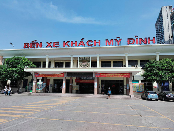 Theo ghi nhận của PV Báo Tri Thức và Cuộc Sống trong sáng 3/6, tại Bến xe Mỹ Đình rất vắng vẻ, chỉ lác đác vài người, nhiều nhà xe đã đóng cửa không bán vé.
