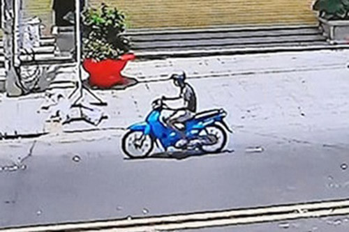 Chủ quán cà phê bị tên cướp đâm vào cổ: Thiếu tiền tiêu xài, Võ Văn Thừa (30 tuổi, ngụ Bình Dương) vào quán cà phê tại huyện Gò Dầu (Tây Ninh) cầm dao đâm nữ chủ quán là chị L.T.L. (29 tuổi, quê Tiền Giang) rồi cướp điện thoại. Người dân địa phương đưa chị L. đi bệnh viện cấp cứu trong tình trạng nguy kịch với vết đâm ở cổ. Ngày 3/6, Thừa bị Công an Tâ Ninh bắt giữ.
