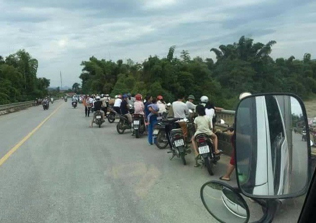 Hiếp dâm, cướp tài sản, giết người ném xác xuống sông: Ngày 3/6, Công an TP Cao Lãnh (Đồng Tháp) cho biết đã tạm giữ 2 nghi phạm có hành vi hiếp dâm, giết người, cướp tài sản và quăng xác xuống sông. Nạn nhân là chị H.T.K.H, SN 1995, ngụ xã Bình Thạnh, TP Cao Lãnh. Trước đó, ngày 30/5, người dân phát hiện một xác chết trôi trên sông Cầu Đúc thuộc thủy phận tổ 58, khóm 4, phường 2, TP Cao Lãnh.