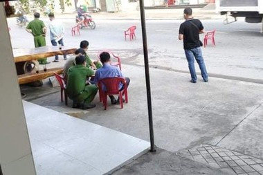 Nam thanh niên gục chết trên lề đường: Sáng 3/6, một số người dân đi làm buổi sáng phát hiện nam thanh niên khoảng 30 tuổi, gục chết trên đường ĐT824 xã Đức Hòa Đông (huyện Đức Hòa, tỉnh Long An). Qua khám xét, ông an phát hiện người nạn nhân có nhiều vết thương, dính dầy máu. Theo nhận định ban đầu của cơ quan Công an, có khả năng thanh niên này bị sát hại.