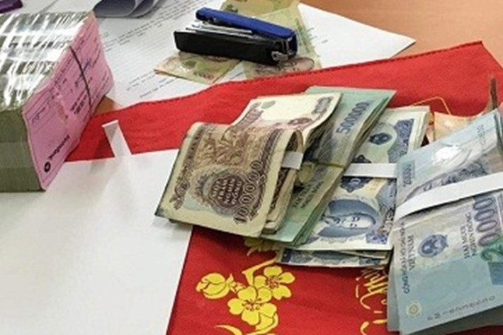 Đột nhập vào trụ sở UBND xã trộm cắp hàng trăm triệu đồng: Ngày 17/10/2019, Bạch Văn Quang (SN 1990, ở Hà Nam) và Lê Văn Tuyến (SN 1994, ở Thanh Hóa) đã đột nhập vào UBND xã Tân Châu (huyện Khoái Châu, tỉnh Hưng Yên) phá khóa, cậy cửa sổ, đột nhập vào các phòng, ban để trộm cắp tiền. Sau khi lấy được tiền, các đối tượng đi bộ đến khu vực xã Đông Kết thì bị Công an bắt giữ. Số tiền các đối tượng trộm ở UBND xã Tân Châu vào khoảng 130 triệu đồng.