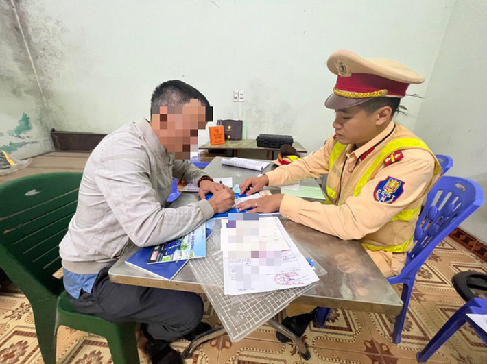 Tài xế không nhường đường cho xe cứu thương chở bệnh nhân đi cấp cứu: Ngày 17/10/2022, ông Vũ Thế P. (44 tuổi, trú tại Sơn Dương, Tuyên Quang) lái ô tô liên tục tạt đầu, không nhường đường cho xe cấp cứu của Bệnh viện Đa khoa tỉnh Tuyên Quang đang phát tín hiệu. Trên xe cấp cứu lúc này đưa một bệnh nhân bị trâu húc vỡ gan, tràn dịch màng phổi lên cấp cứu ở tuyến trên. Hành vi này diễn ra trên một đoạn đường dài. Ông P. sau đó bị Công an xử phạt hành chính.