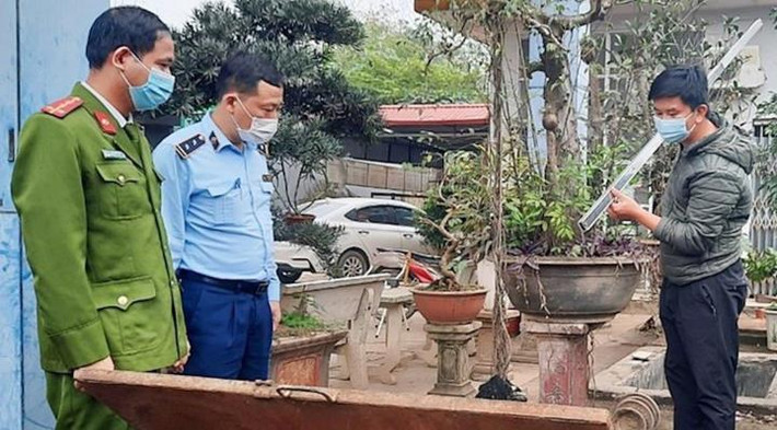 Xử phạt 15 triệu đồng cửa hàng treo biển hết xăng dầu: Ngày 18/3, Đội Quản lý thị trường số 2 (Cục Quản lý thị trường tỉnh Vĩnh Phúc) cho biết vừa ban hành quyết định xử phạt hành chính 15 triệu đồng đối với Cửa hàng xăng dầu số 1 thuộc Công ty cổ phần vận tải ô tô Vĩnh Phúc vì không bán hàng khi chưa được cơ quan quản lý nhà nước có thẩm quyền chấp thuận.