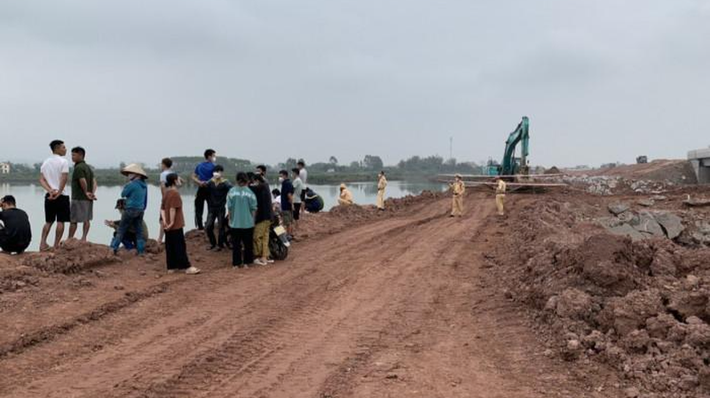 Công nhân tử vong khi đi kiểm tra đường ống dẫn nước: Sáng 18/3, anh N.V.D (24 tuổi, trú huyện Nga Sơn, Thanh hóa) đang làm việc tại Công ty CP Xây dựng Đồng Tiến đi kiểm tra đường ống dẫn nước tại khu vực cửa biển Bến Mười thuộc TP Móng Cái, tỉnh Quảng Ninh thì bị trượt chân ngã xuống biển. Đến khoảng 11h30 cùng ngày, các lực lượng chức năng đã tìm thấy thi thể của nạn nhân.