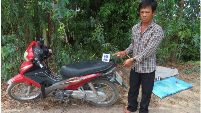 Hiếp dâm con gái của bạn giữa đồng vắng: Lợi dụng đoạn đường đồng vắng, Bùi Văn Khánh (SN 1978, ngụ huyện Tri Tôn, tỉnh An Giang) hăm dọa, thực hiện hành vi hiếp dâm con gái của bạn ở huyện Thoại Sơn. Ngày 18/3, Công an huyện Thoại Sơn cho biết đã khởi tố bị can, bắt tạm giam Khánh để điều tra về hành vi hiếp dâm.