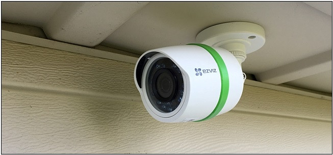 Qua kiểm tra camera nhà dân, công an phát hiện trước ngày xảy ra vụ án, có một nam thanh niên đi xe máy vào nhà nạn nhân. Người này mặc quần áo kín mít, đi xe máy đến nhà bà H. khoảng 1 giờ thì rời đi. Lúc này, Công an tỉnh Ninh Bình hướng nghi ngờ vào đối tượng Vũ Văn Doanh. Ở thời điểm đó, Doanh không có mặt tại nơi cư trú, không ai biết đối tượng đi đâu, làm gì. Theo người nhà, ngày 10/6 đối tượng vẫn đi làm, tuy nhiên xác minh tại công ty cho thấy Doanh đã không đến. Khoảng thời gian Doanh bất chợt biến mất trùng với thời điểm bà H. bị sát hại. (Ảnh minh họa, nguồn internet)