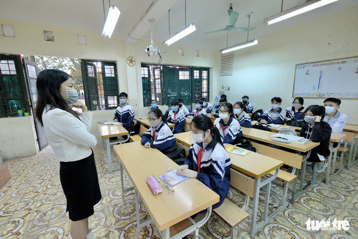 Cô giáo Hoàng Thị Thà cho biết niềm vui của giáo viên là được đứng trên bục giảng, tận tay chỉ dạy học sinh. (Ảnh: Tuổi Trẻ)
